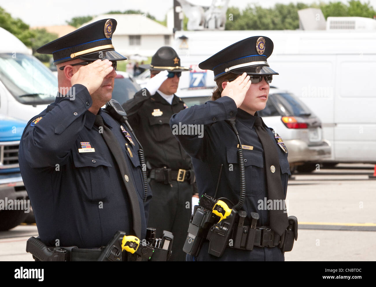 Gruß Offiziere während der Trauerfeier für Austin Polizist Jaime Padron, der in der Linie der Pflicht in einer vollständigen Zeremonie getötet wurde Stockfoto