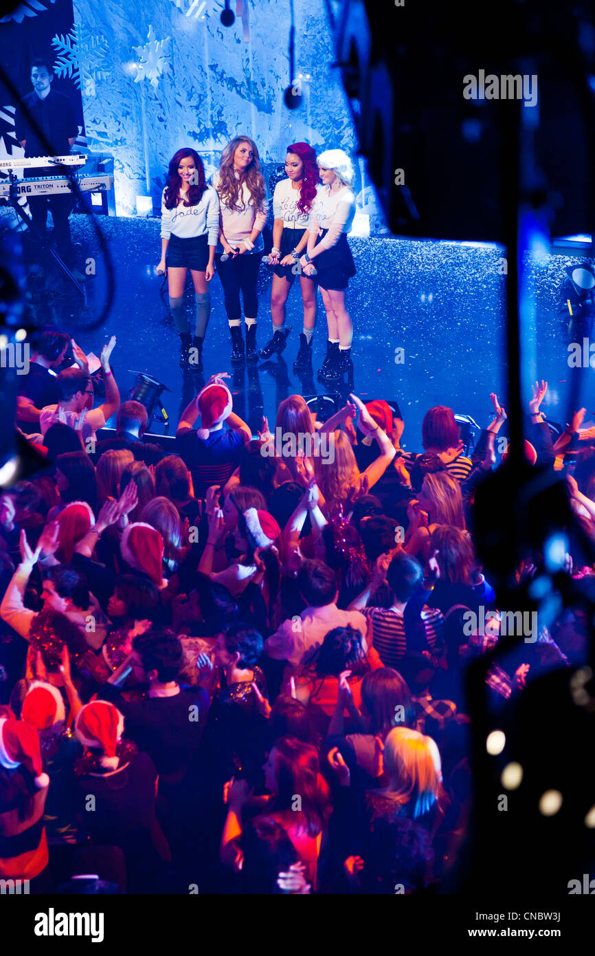 Kleiner Mix, britische vier Mädchen pop-Gruppe, X-Factor Serie 8 Gewinner auf BBC Television "Top of the Pops" Dezember 2011. PER0164 Stockfoto