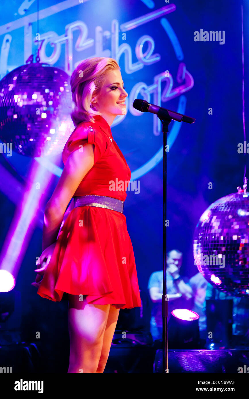 Britische Sängerin Pixie Lott auf BBC Television "Top of the Pops" Dezember 2011. PER0172 Stockfoto