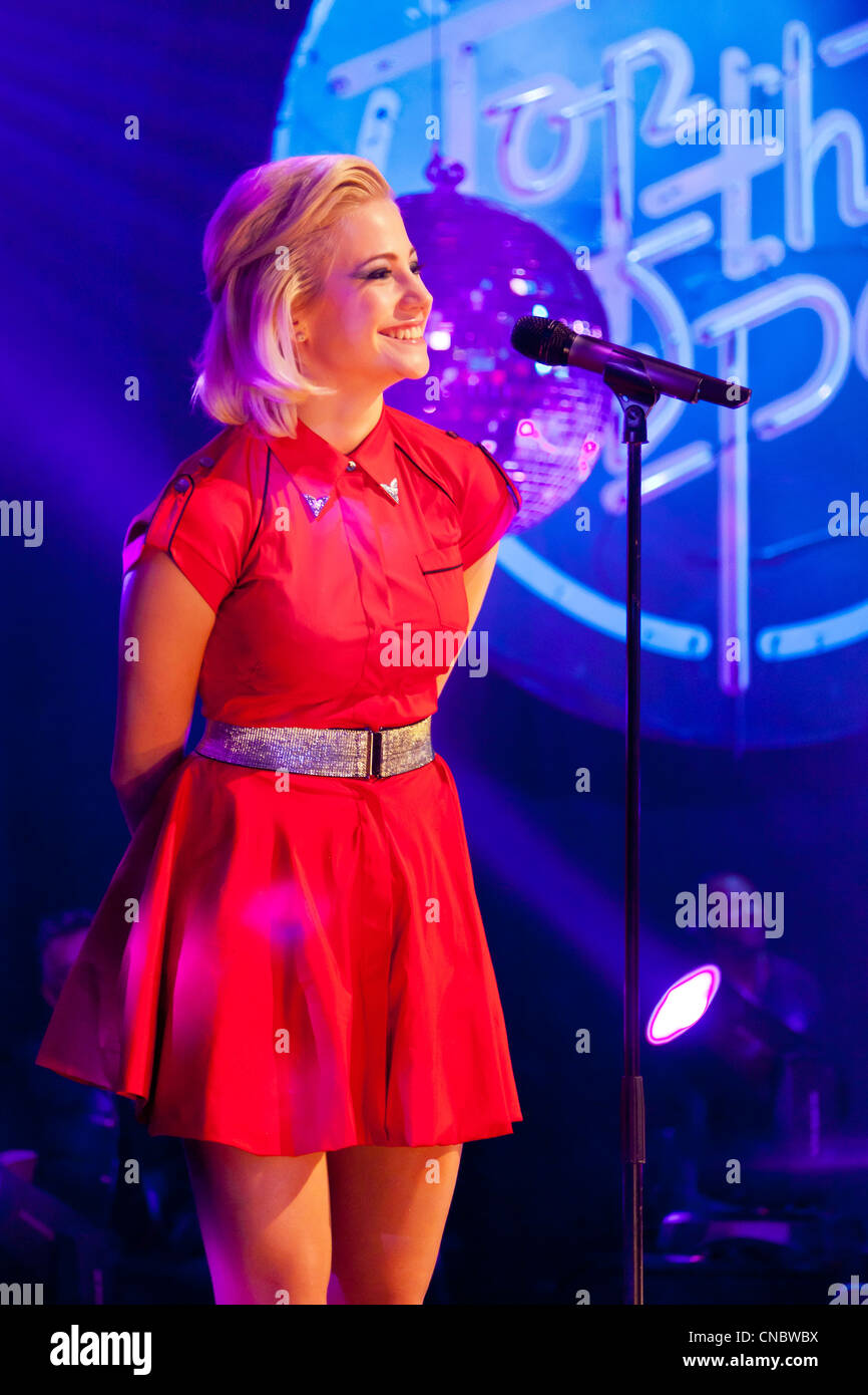 Britische Sängerin Pixie Lott auf BBC Television "Top of the Pops" Dezember 2011. PER0173 Stockfoto