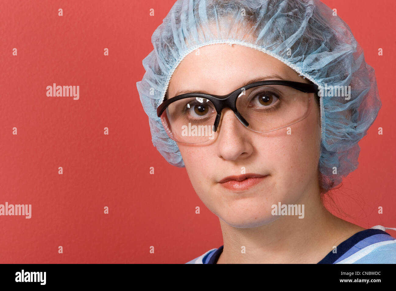 Einem jungen Chirurgen über rot mit Exemplar isoliert. Stockfoto