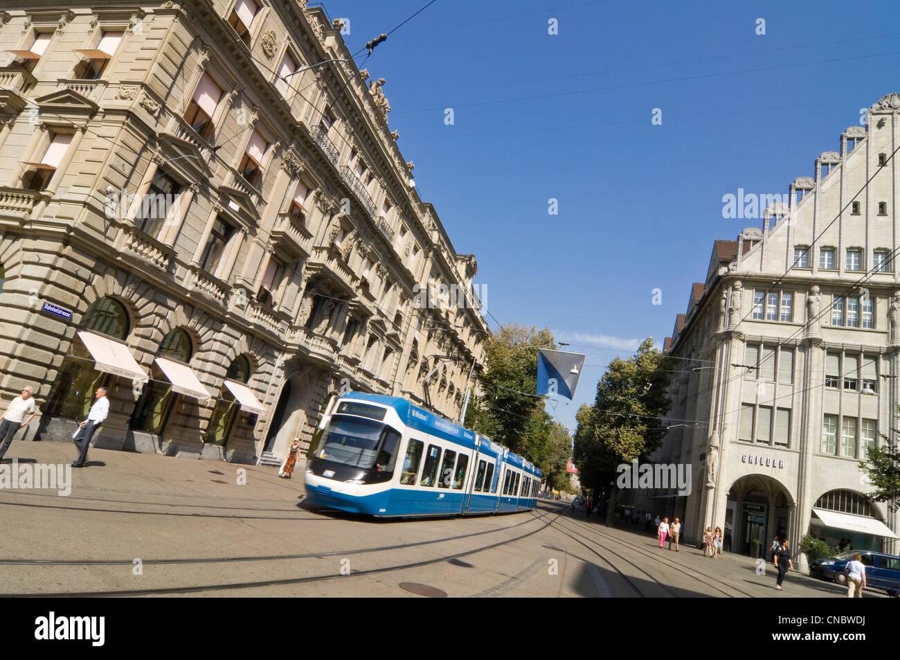 Horizontalen Weitwinkel von eine elektrische Straßenbahn fahren auf Bahnhofstrasse im Zentrum von Zürich an einem sonnigen Tag. Stockfoto