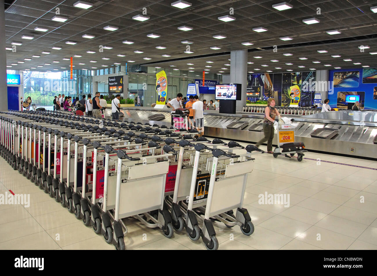 Gepäckhalle am Ankunftsterminal, Suvarnabhumi International Airport, Bangkok, Provinz Samut Prakan, Thailand Stockfoto