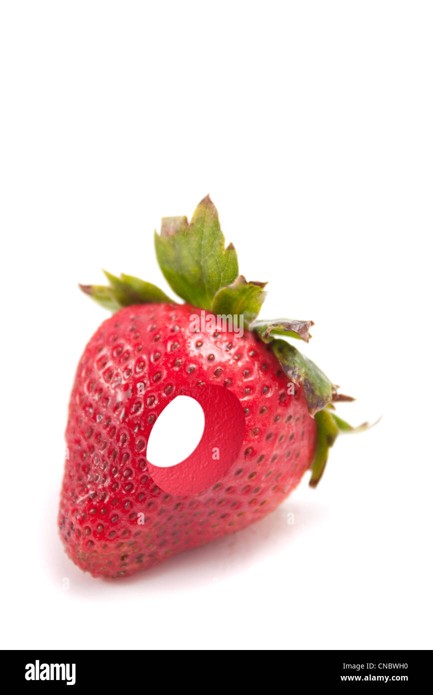 Makroaufnahme einer frischen einzelne Erdbeere isoliert auf einem weißen Hintergrund. Geringe Schärfentiefe. Stockfoto