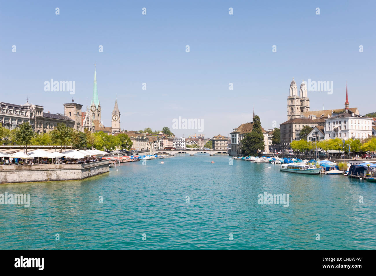 Horizontalen Weitwinkel von die atemberaubende Skyline von Zürich mit den Türmen der Fraumünster und Grossmünster an einem sonnigen Tag. Stockfoto