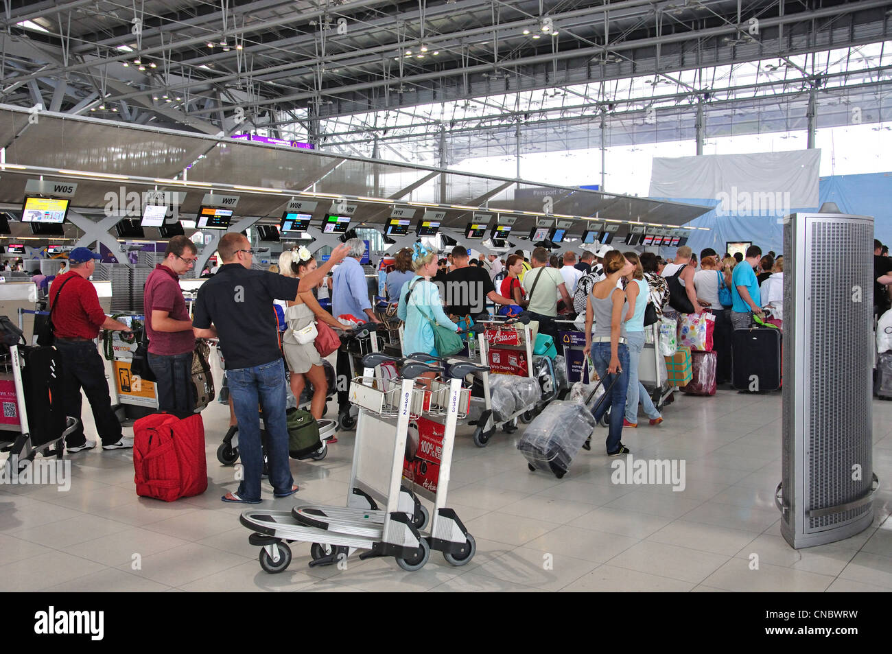 Check-in am Abflugterminal, überfüllt, Suvarnabhumi International Airport, Bangkok, Provinz Samut Prakan, Thailand Stockfoto