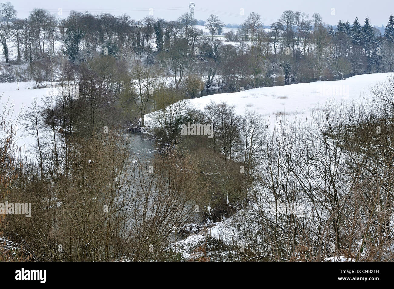 Fluss 'La Varenne' unter dem Schnee, von der Seite: Orne Abteilung in der Normandie, auf der anderen: Mayenne in der Region Pays de la Loire. Frankreich, Europa. Stockfoto