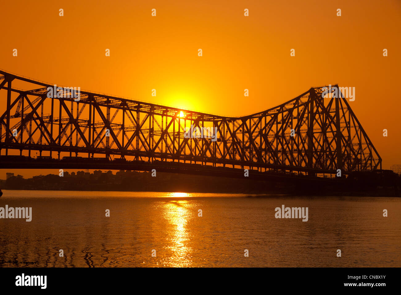 Sonnenuntergang hinter Howrah Hängebrücke, Kolkata (Kalkutta), Westbengalen, Indien Stockfoto