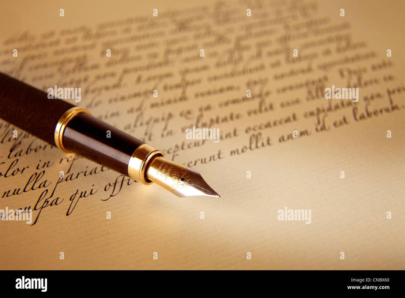 Alte Briefe und Stift als Hintergrund Stockfoto