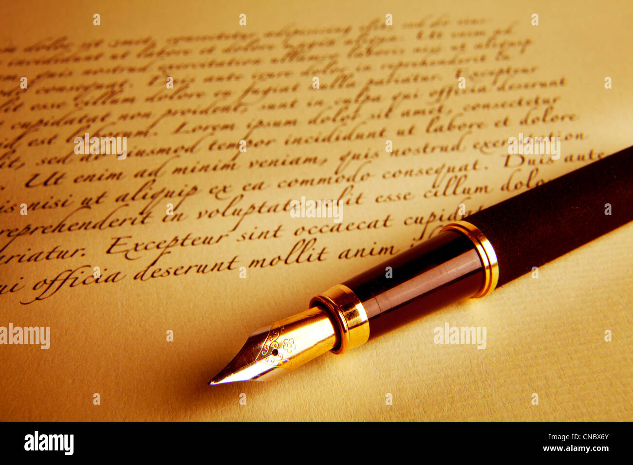 Alte Briefe und Stift als Hintergrund Stockfoto