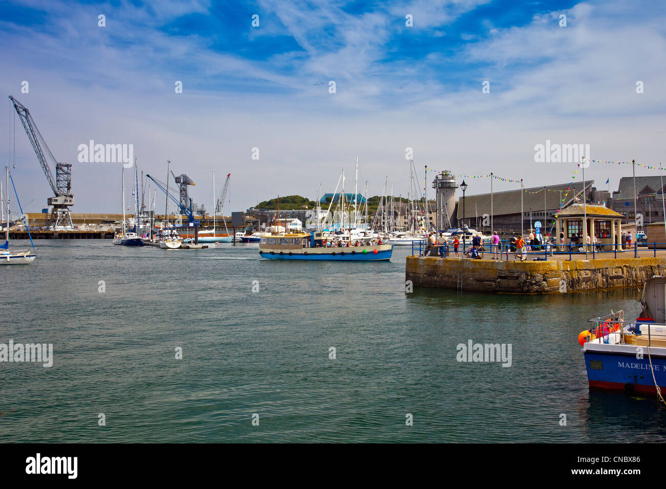 Die St Mawes Fähre Ankunft an der Anlegestelle in Falmouth Harbour, Cornwall, England, UK Stockfoto