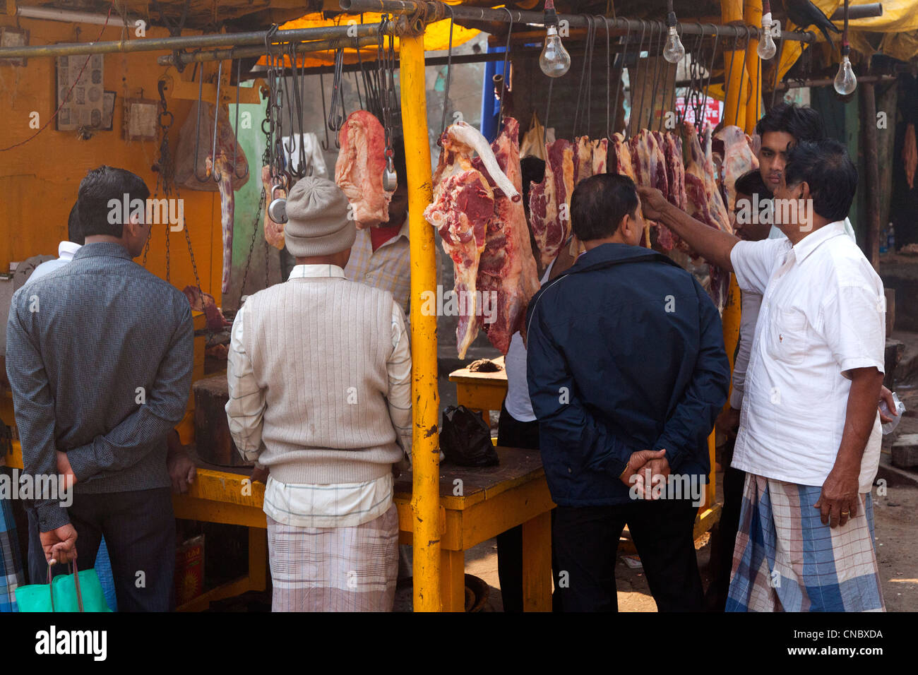 Indien, Westbengalen, Kolkata (Kalkutta), muslimische Männer kaufen Fleisch im outdoor-Markt Stockfoto