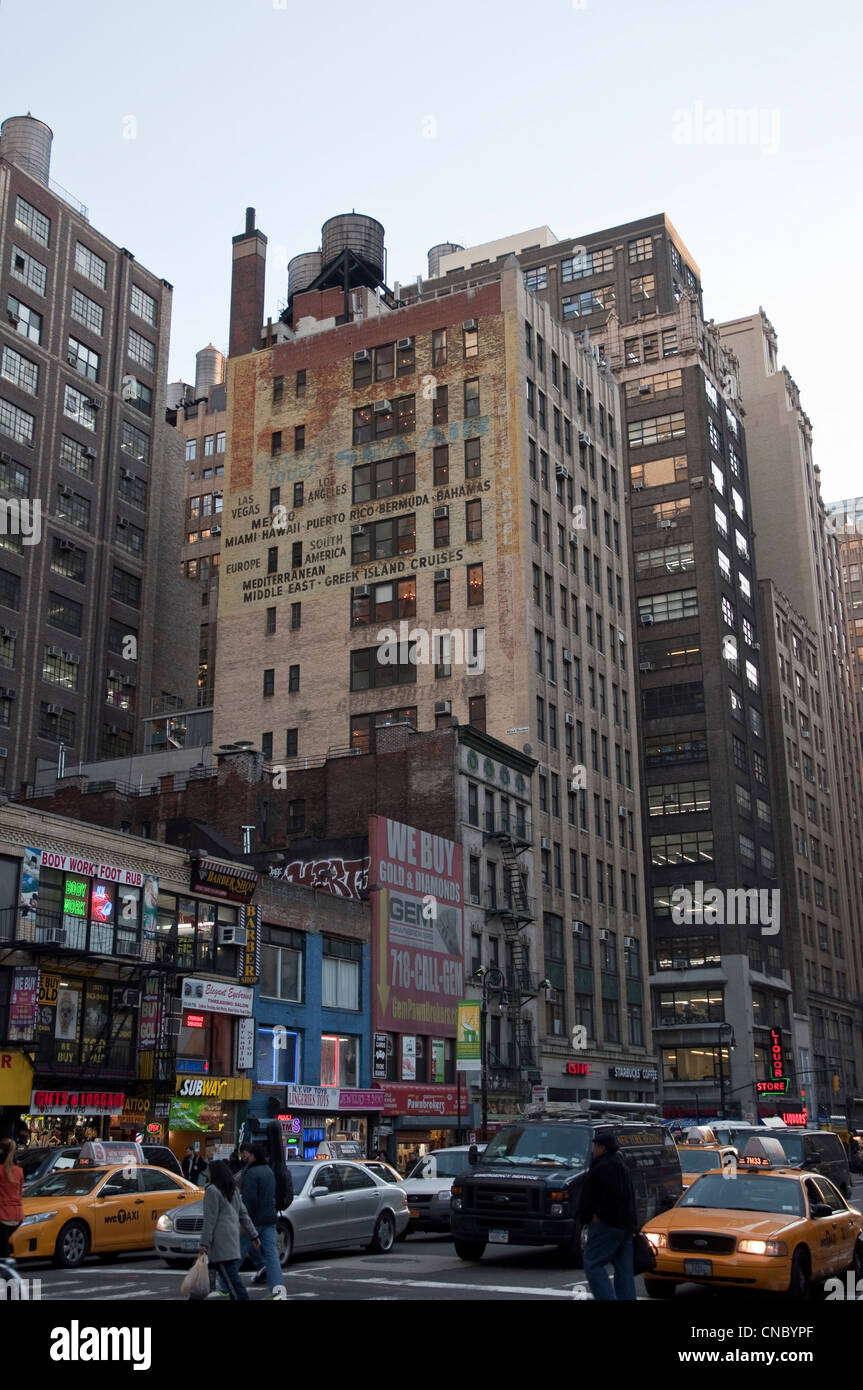 Eine alte bemalte Werbung [bekannt als Ghost Zeichen] für ein Reiseunternehmen hoch über 8th Avenue in Manhattan, New York City. Stockfoto