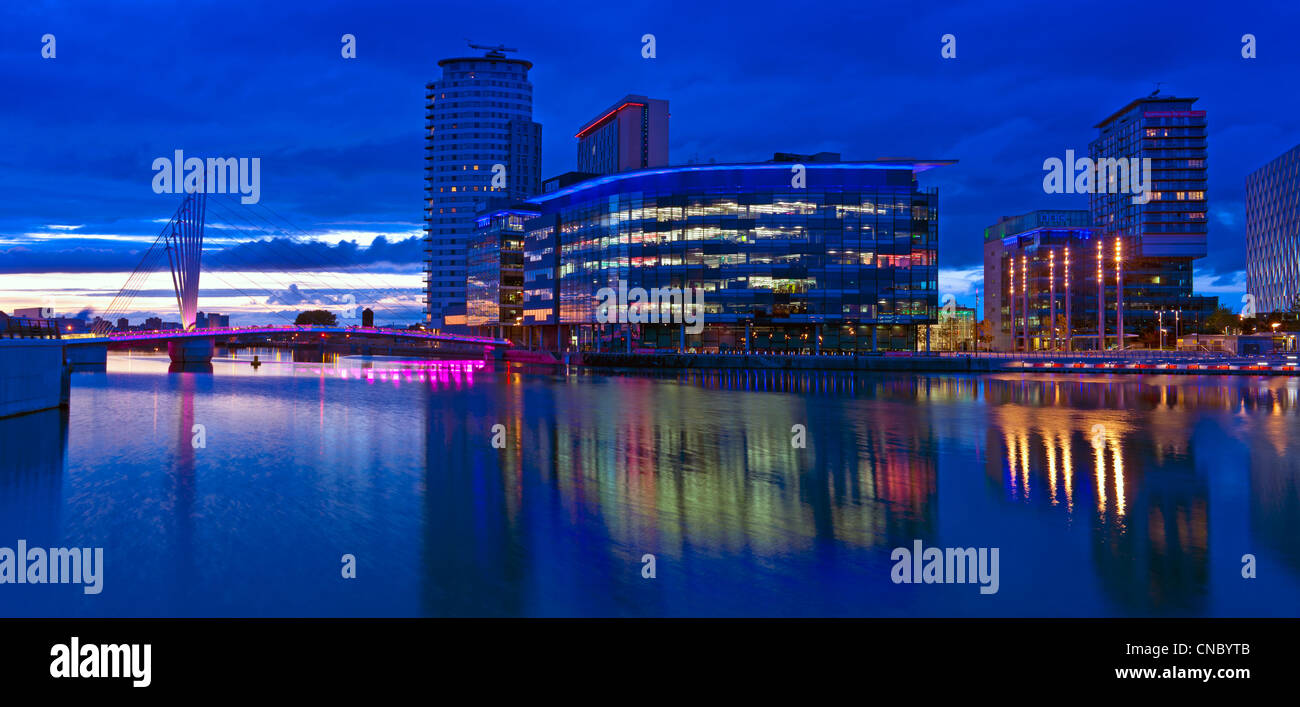 England, Greater Manchester, Salford Quays, Medienstadt in der Dämmerung Stockfoto