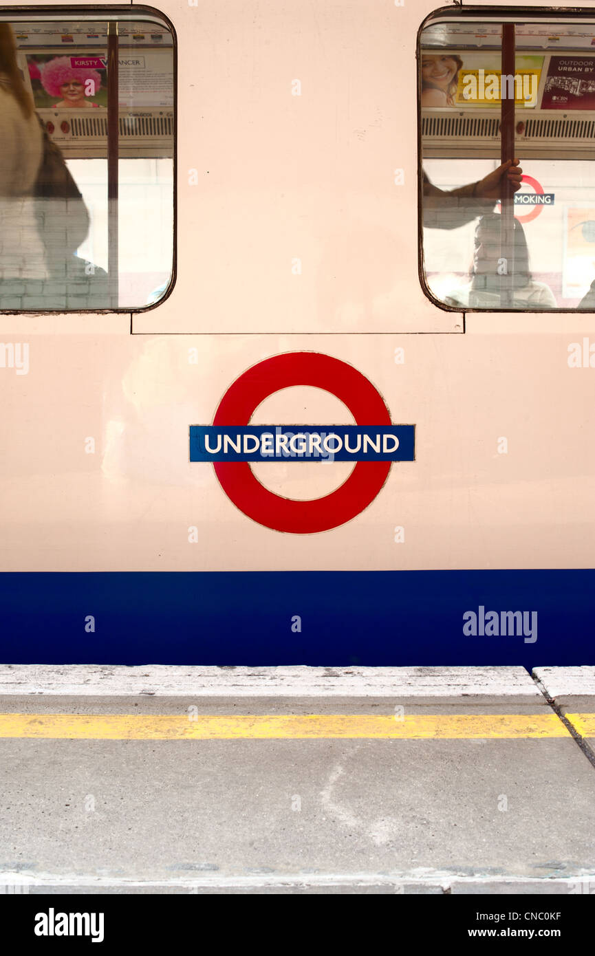 London U-Bahn, die am Bahnsteig steht, während Passagiere und ein- und Aussteigen an einem Bahnhof. Stockfoto