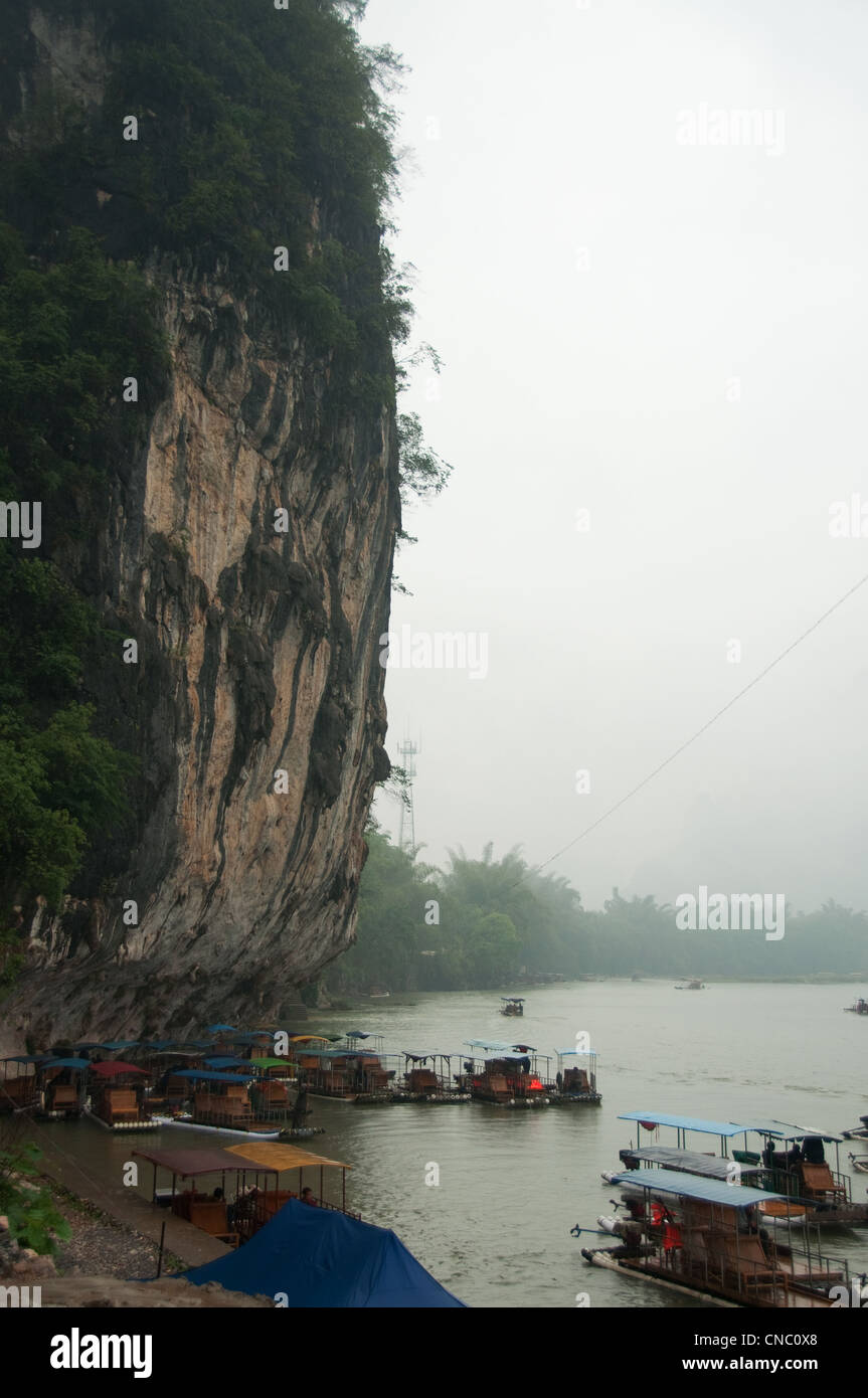 Bambusflöße günstig auf Li River an einem nebligen Tag Stockfoto