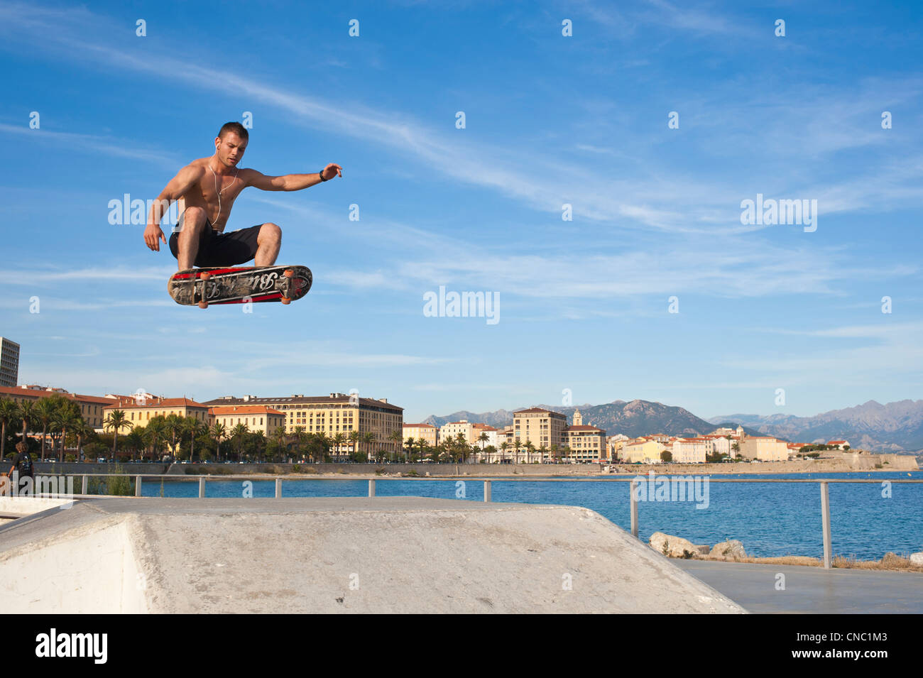 Frankreich, Corse du Sud, Ajaccio, der Skatepark direkt am Meer Stockfoto