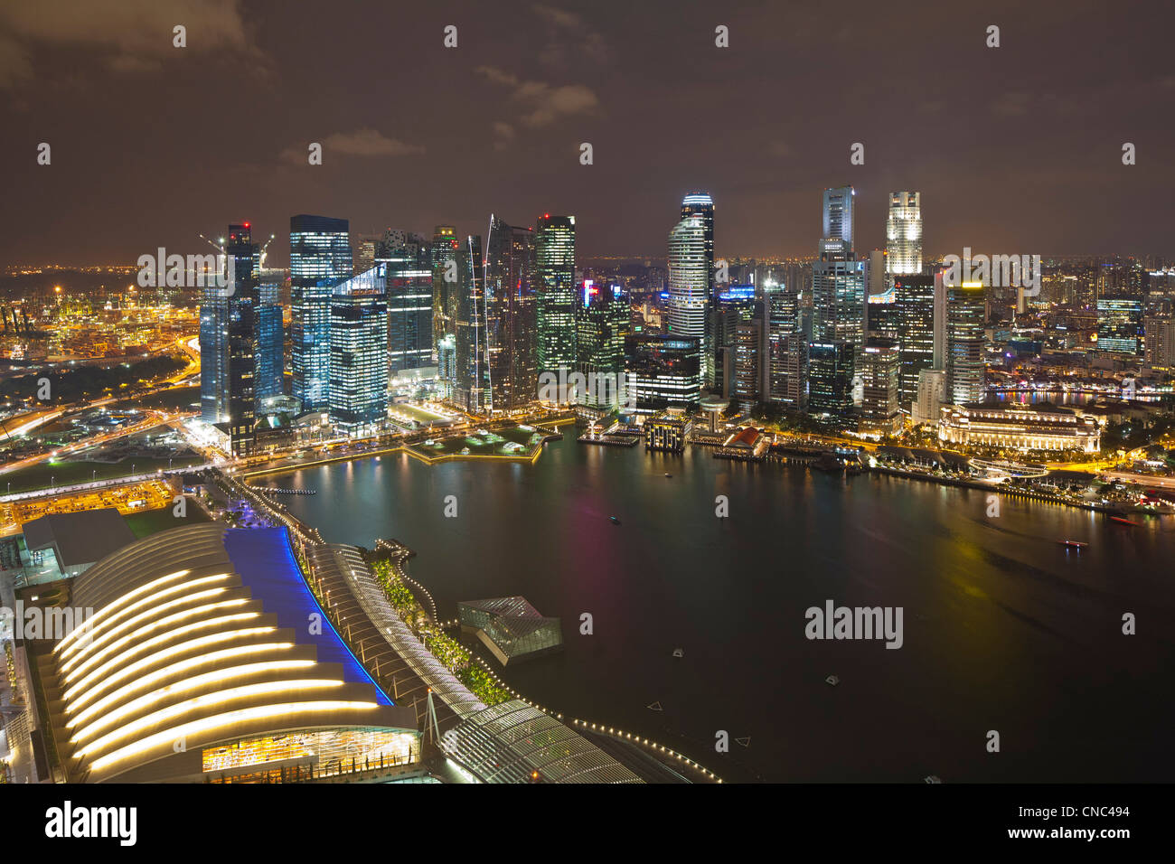Singapur, Marina Bay, Central Business District und das Einkaufszentrum The Shoppes, gesehen von der SkyPark im Marina Bay Sands Stockfoto