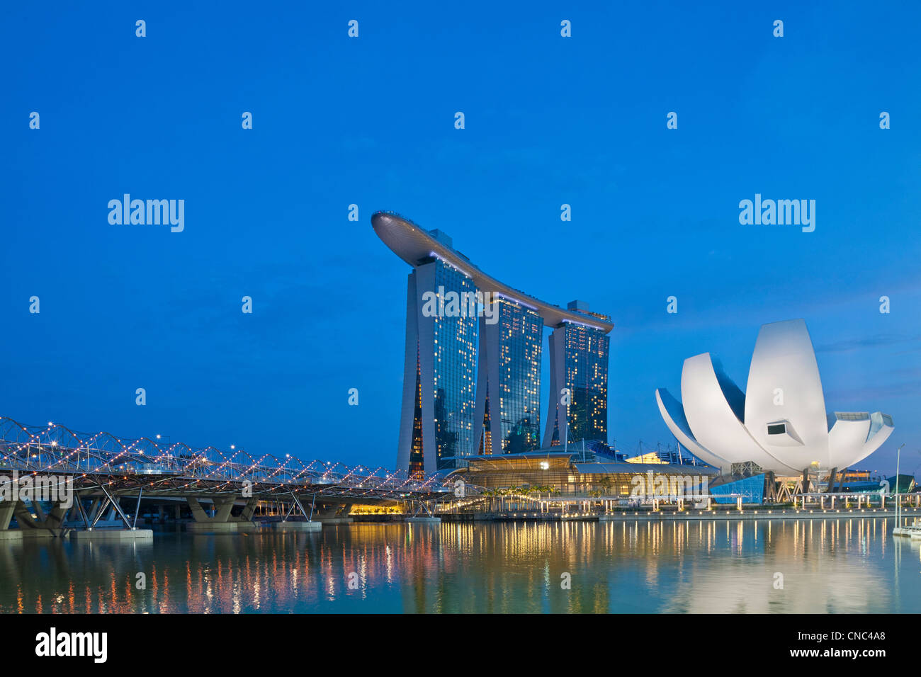 Singapur, Marina Bay, Helix Brücke (links) und Marina Bay Sands Hotel wurde 2010 eröffnet und das ArtScience Museum in der Stockfoto