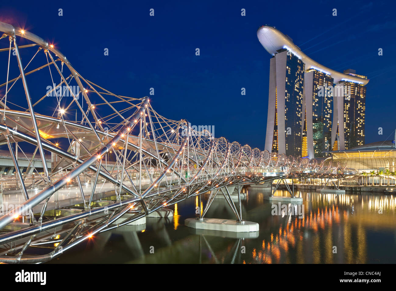 Singapur, Marina Bay, Helix-Brücke und Marina Bay Sands Hotel eröffnete im Jahr 2010, entworfen vom Architekten Moshe Safdie für 4.5 Stockfoto