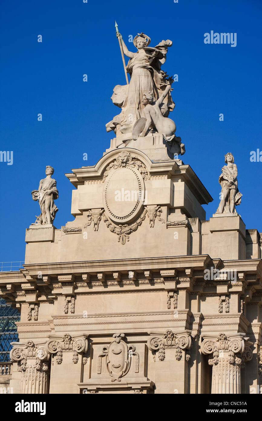 Frankreich, Paris, The Grand Palais, Skulptur, eine Allegorie der La Minerve Protégeant la Paix darstellt (Minerva zum Schutz der Stockfoto