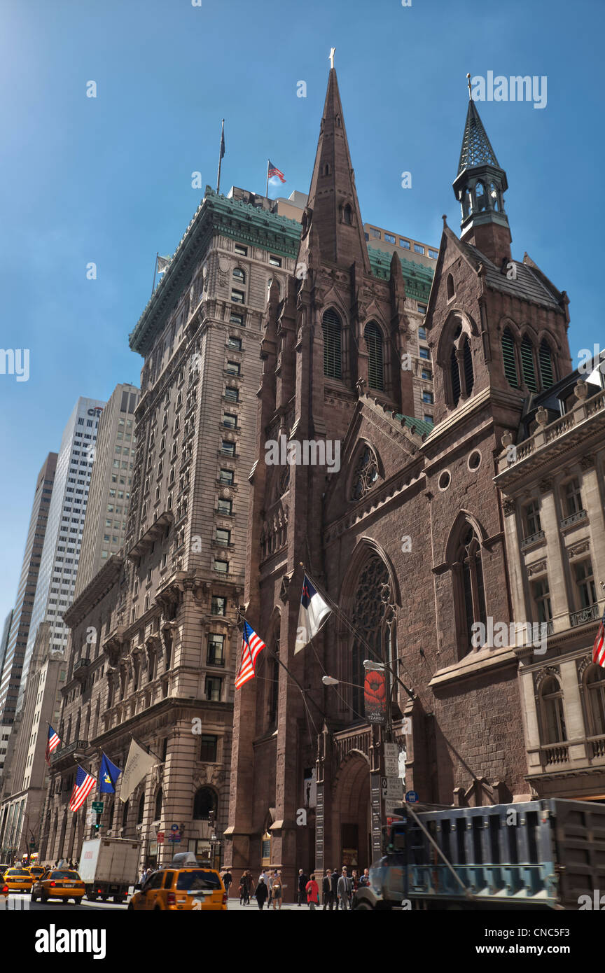 Fifth Avenue Presbyterian Church und das Peninsula Hotel an der Fifth Avenue in Manhattan, New York City Stockfoto