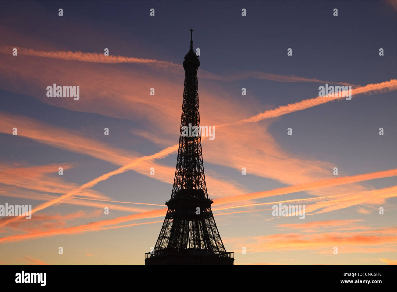 Frankreich, Paris, den Eiffelturm bei Sonnenaufgang von Pont Bir-Hakeim Stockfoto