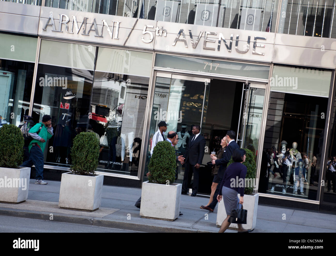 Armani Store auf der Fifth Avenue in Manhattan, New York City Stockfoto