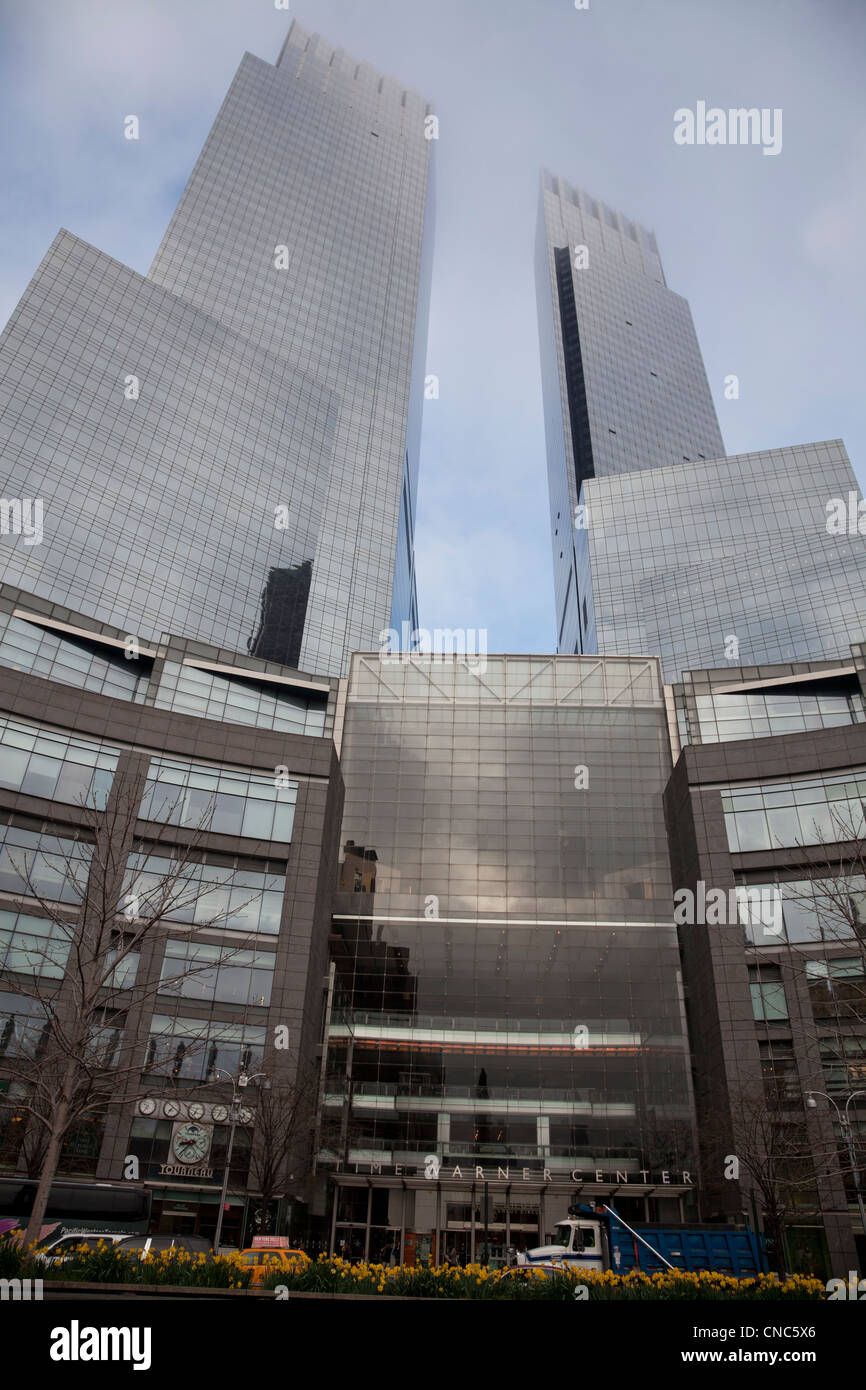 Time Warner Center am Columbus Circle in Manhattan, New York City. Die Spitzen der Türme sind in Nebel gehüllt. Stockfoto