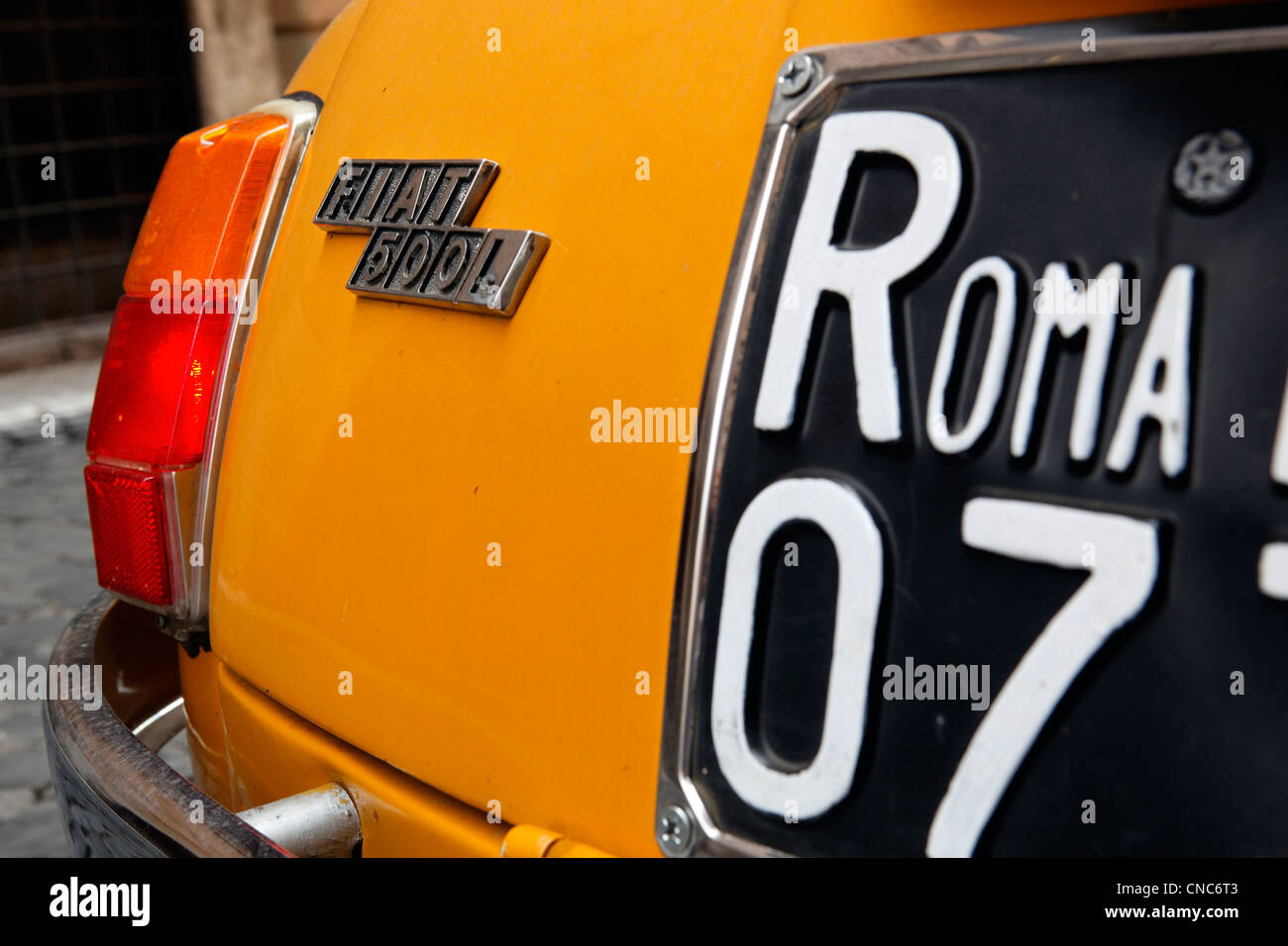 Italien, Latium, Rom, Altstadt Weltkulturerbe der UNESCO, römische Nummernschild auf einem Fiat 500L Stockfoto