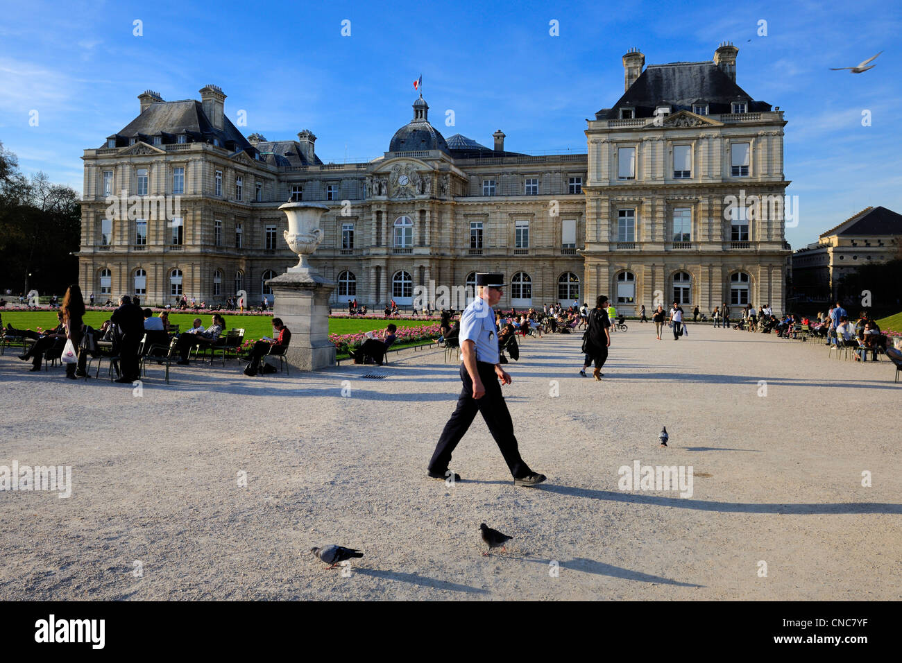 Frankreich, Paris, Jardin du Luxembourg, Luxembourg-Palast (der französische Senat) und Parkwächter Stockfoto