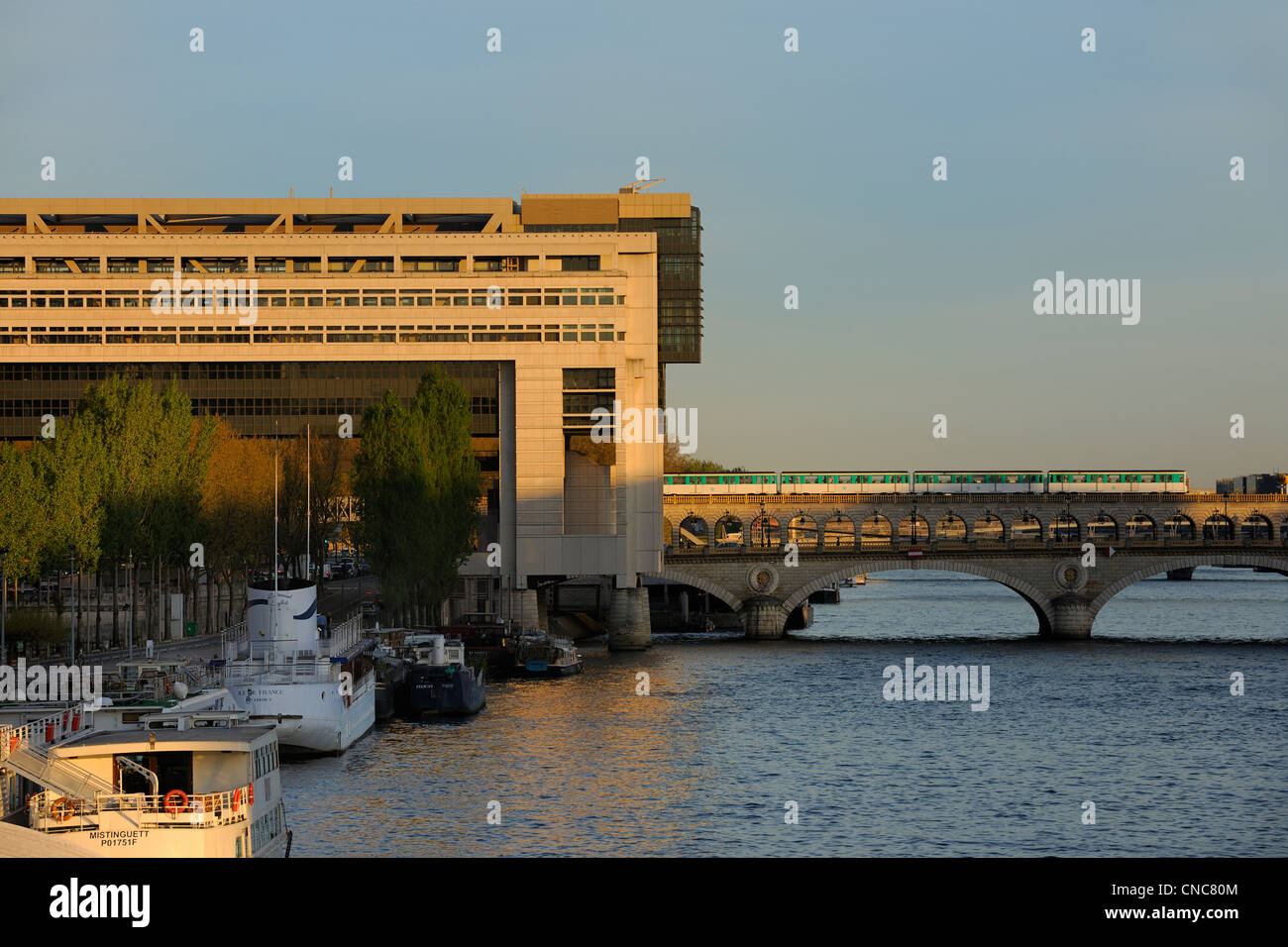 Frankreich, Paris, Pont de Bercy und Ministerium für Wirtschaft und Finanzen von den Architekten Paul Chemetov und Borja Huidobro Stockfoto