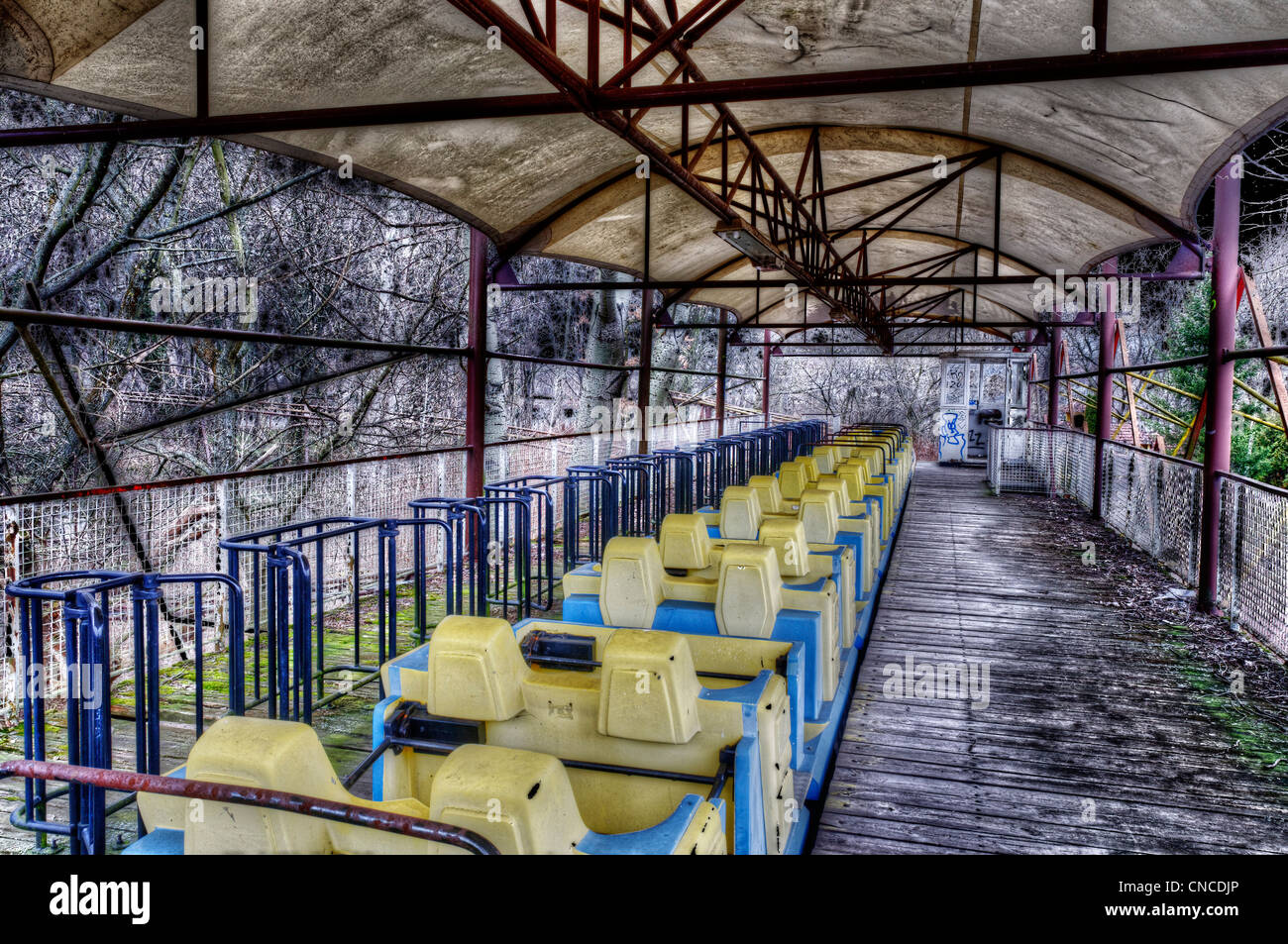 Eine verlassene Achterbahn-Zug in der Kirmes im Treptower Park (aka Spreepark) in ex-Ostberlin Stockfoto