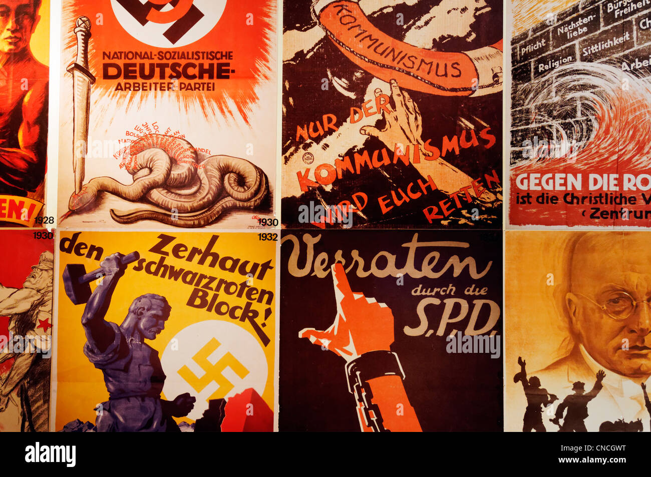 Nationalsozialistischen und kommunistischen Partei Wahlplakate aus den 1930er Jahren Deutschland Stockfoto