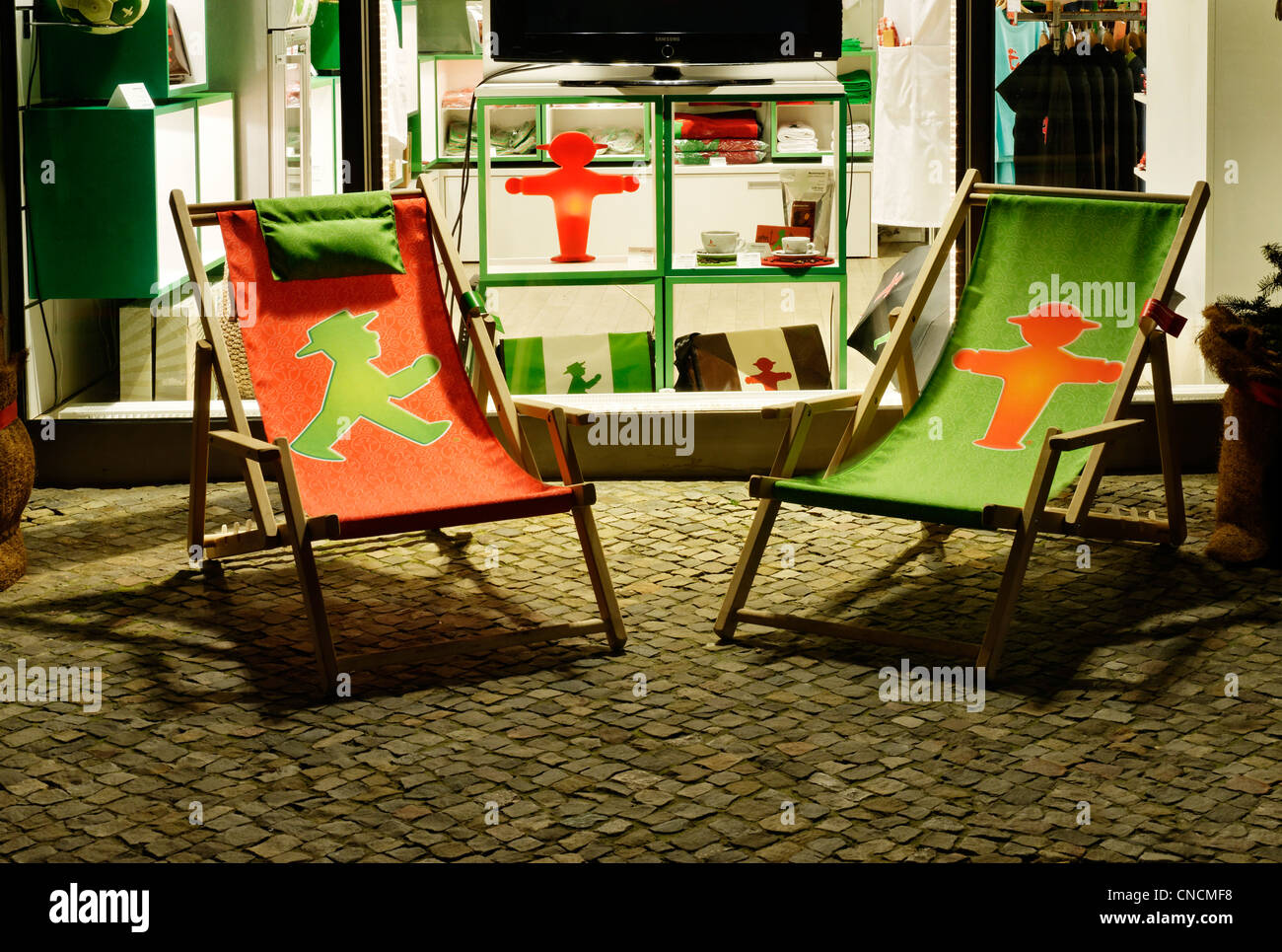 Ein Ampelmann Shop in Berlin bei Nacht Stockfoto