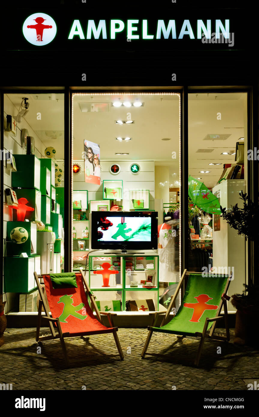 Ein Ampelmann Shop in Berlin bei Nacht Stockfoto