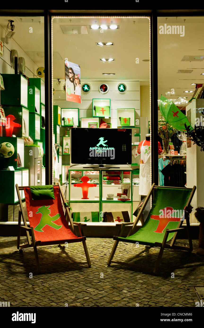 Ein Ampelmann Shop in Berlin bei Nacht Stockfoto