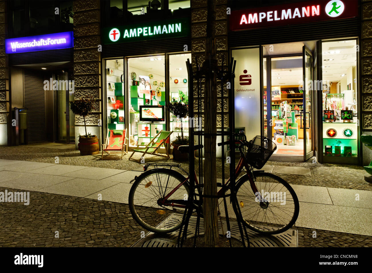 Ein Ampelmann Shop in Berlin bei Nacht Stockfoto