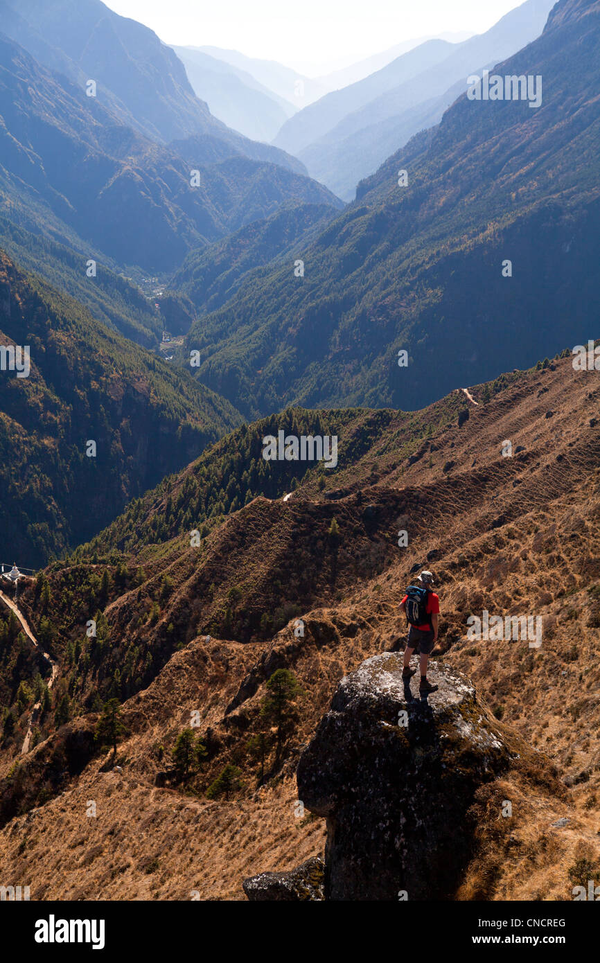 Wanderer über dem Dudh Kosi-Tal. Stockfoto