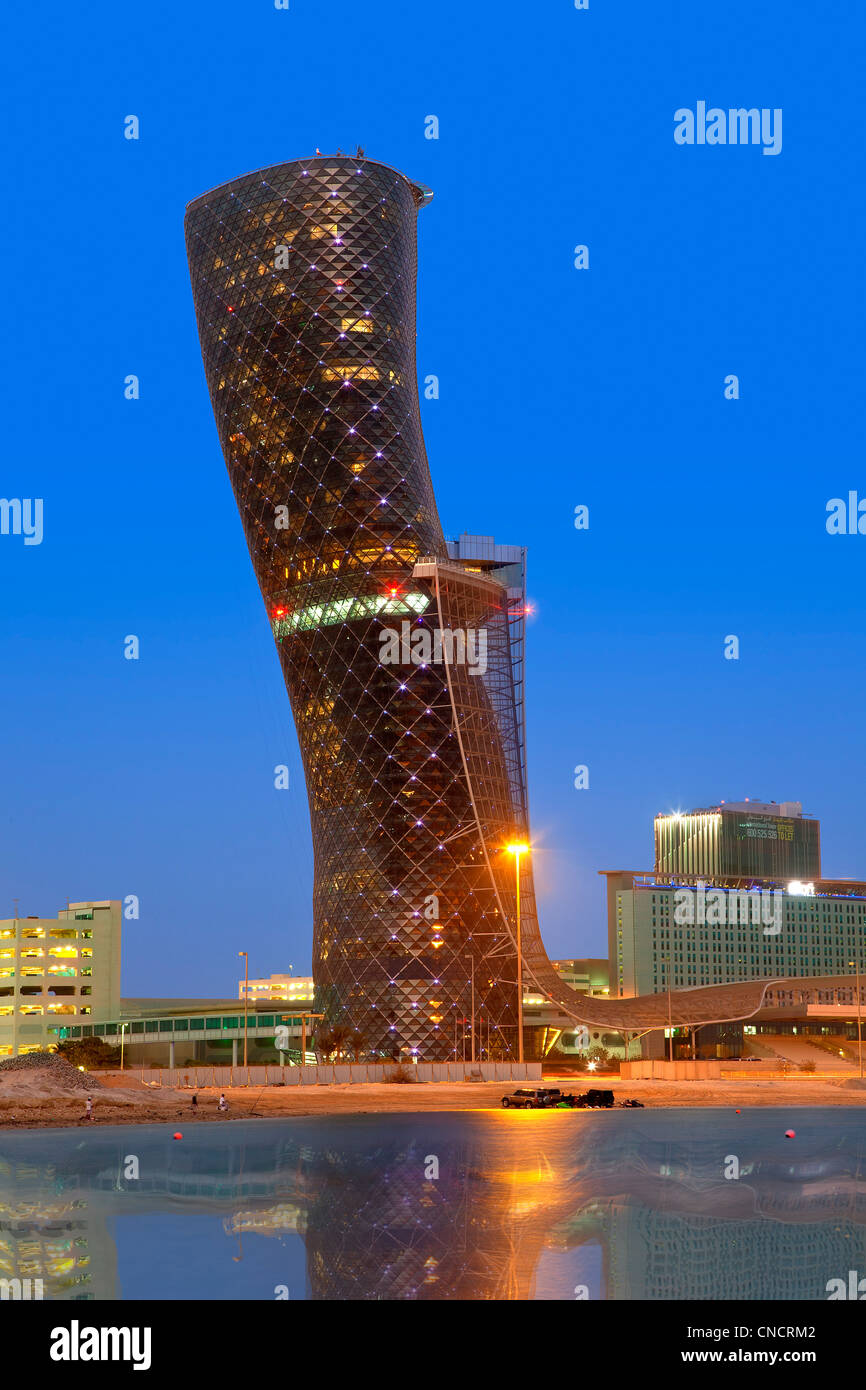 Abu Dhabi, Hyatt Capital Gate Hotel in der Abenddämmerung Stockfoto