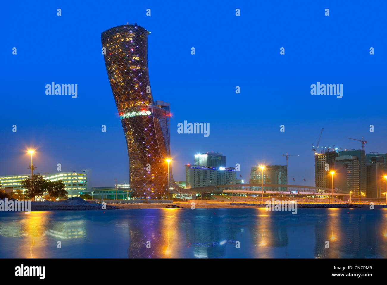 Abu Dhabi, Hyatt Capital Gate Hotel in der Abenddämmerung Stockfoto