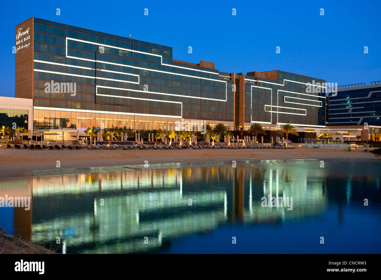 Abu Dhabi, Fairmont Hotel in der Abenddämmerung Stockfoto