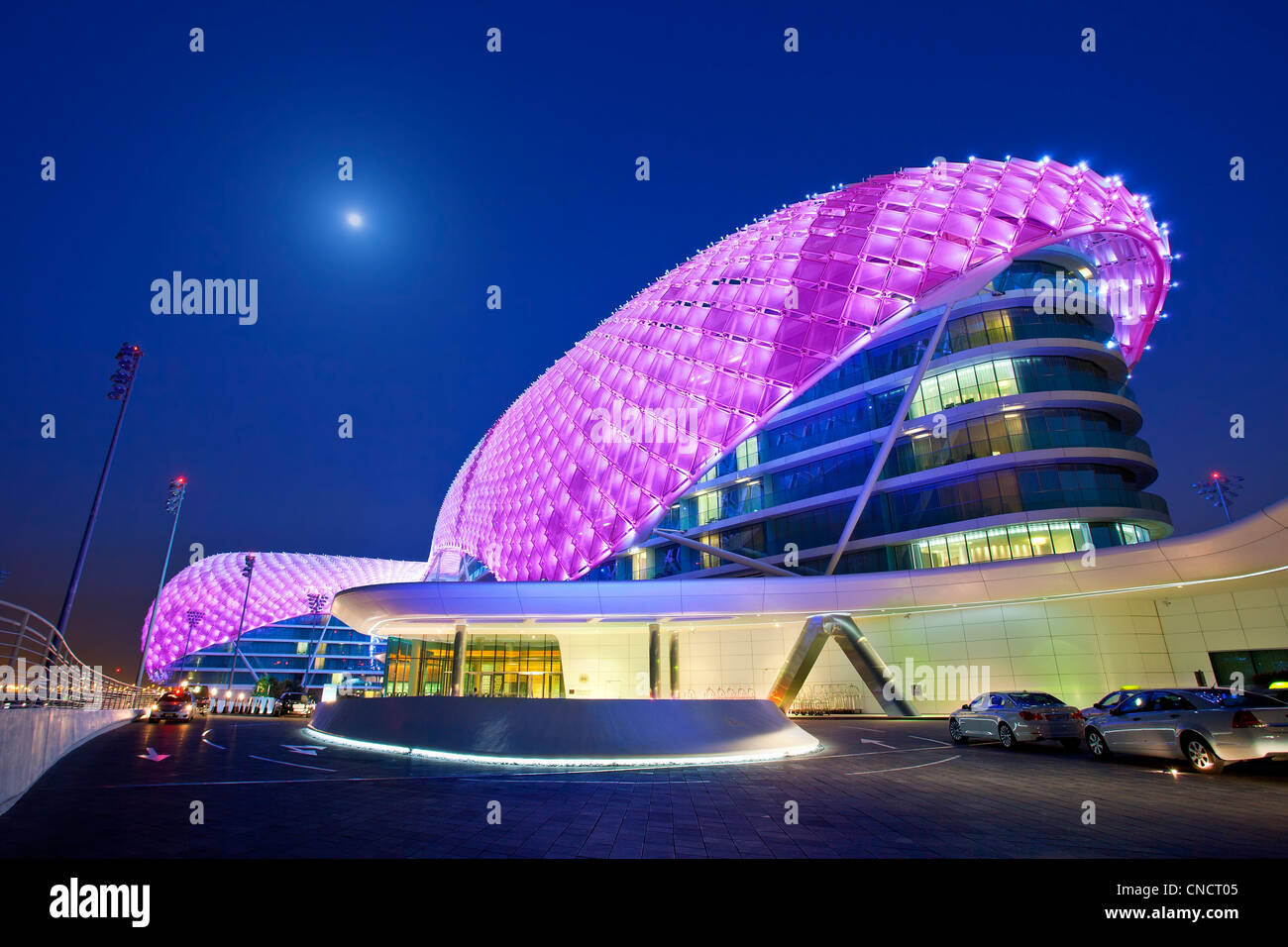 Abu Dhabi, Yas Viceroy Hotel in der Abenddämmerung Stockfoto