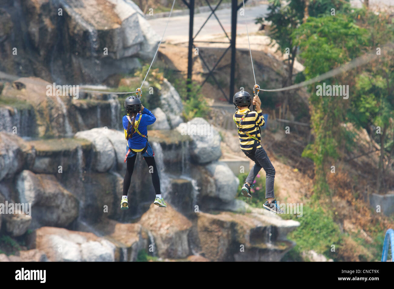 Zwei Teenager-Abenteuer auf einer Seilrutsche, Chiang Mai Zoo, Chiang Mai, Thaialnd Stockfoto