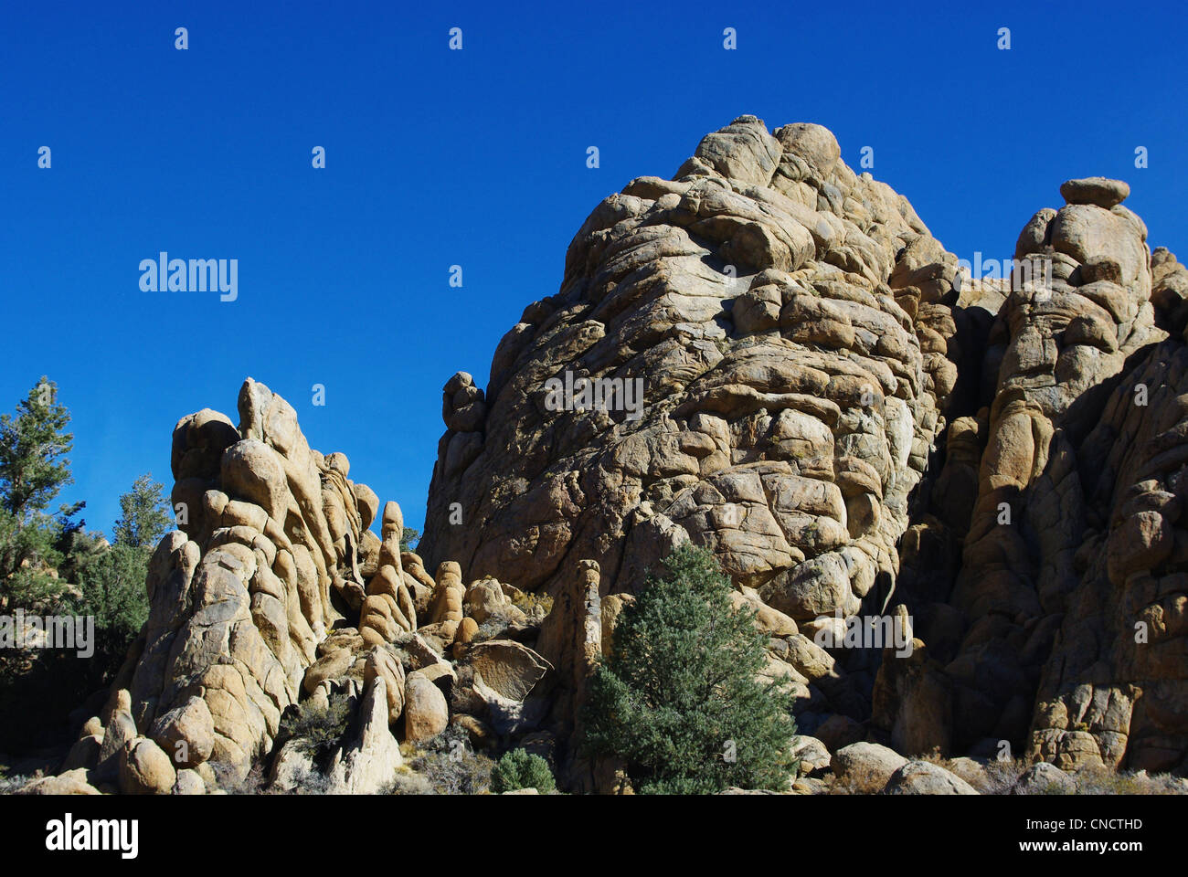 Schöne Felsen unter tiefblauem Himmel, California Stockfoto