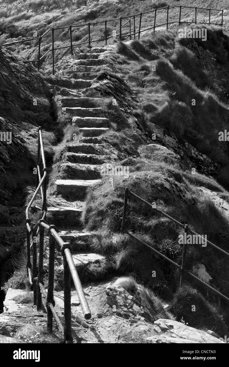 Ungleichmäßige Schritte mit rostigen Handlauf in schwarz / weiß Stockfoto