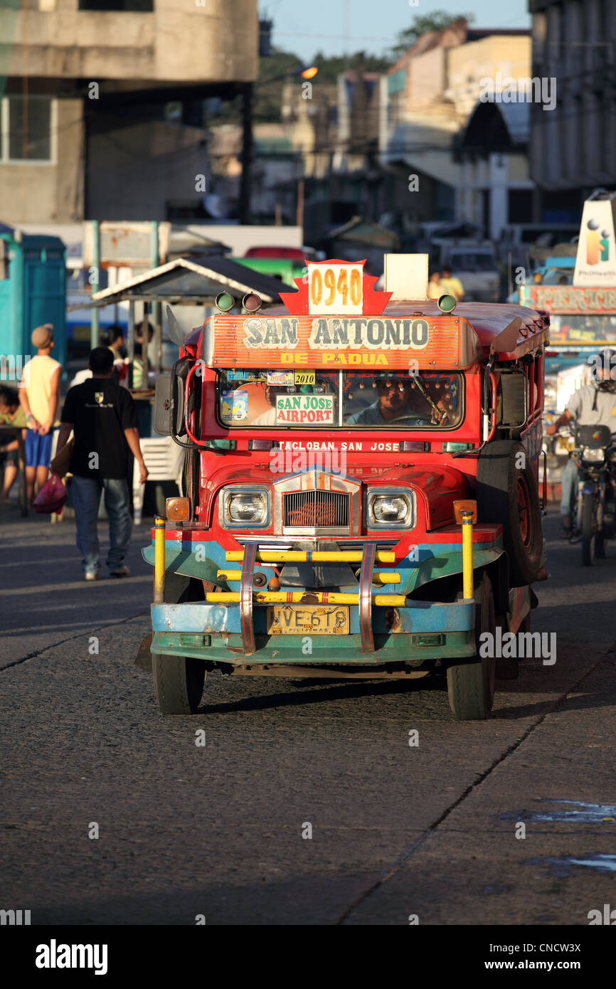 Kultige Jeepney Linienbus. Tacloban, Insel Leyte, Leyte, Eastern Visayas, Philippinen, Südostasien, Asien Stockfoto