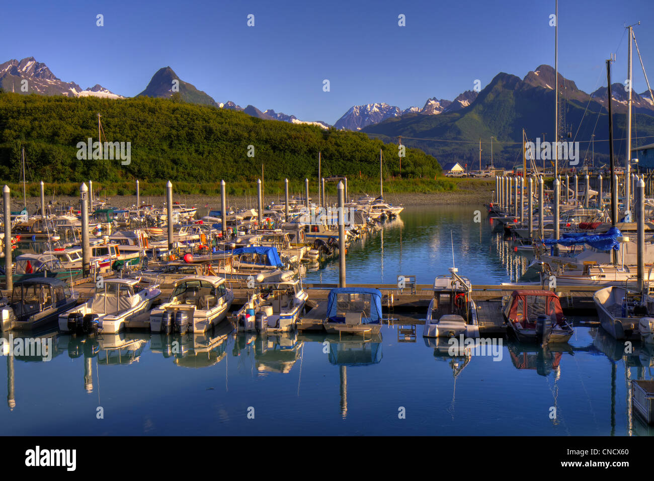 Blick auf den Bootshafen in Valdez mit Valdez Bergen im Hintergrund, Yunan Alaska, Sommer, HDR Stockfoto