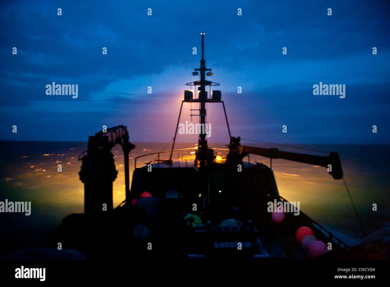 Eine kommerzielle Fischerei zart reist durch Bristol Bay in der Nacht, Südwest-Alaska, Sommer Stockfoto