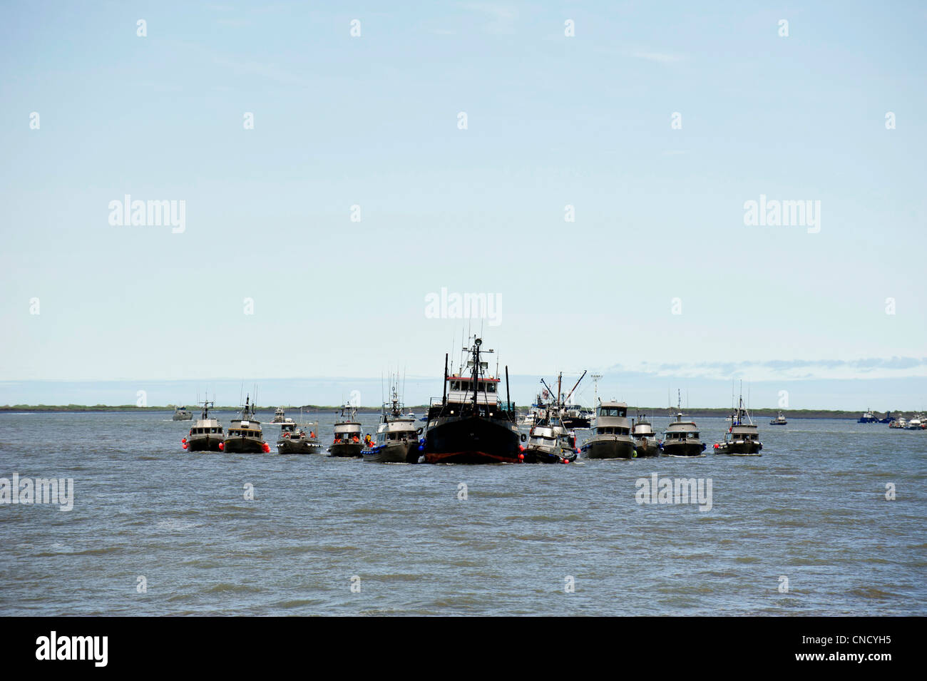 Treibnetz Boote Line-up bei einer Ausschreibung, Sockeye Lachs in Ugashik Bay in Bristol Bay, Alaska zu liefern Stockfoto